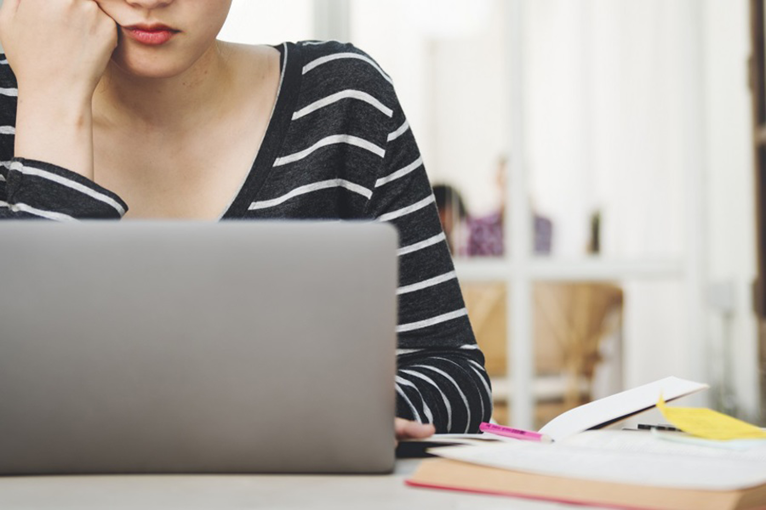 Стресс у студентов. Student worry. Женщина с книгой. Women weblog. College stress.